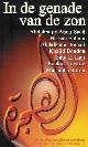 9789055153343 Abou-Saad, Abdelmajid; Hassan Bahara, Khalid Boudiu (e.a)., In de Genade van de Zon: De mooiste verhalen en gedichten van tien jaar El Hizjra-Literatuurprijs.