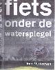 9789062659388 Verhoeven, Ilona., Fiets onder de Waterspiegel: Verhalen en foto's uit de werkelijkheid.