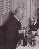  (DEYSSEL, Lodewijk van), Originele zwart-witfoto van Van Deyssel aan het diner met twee kompanen.