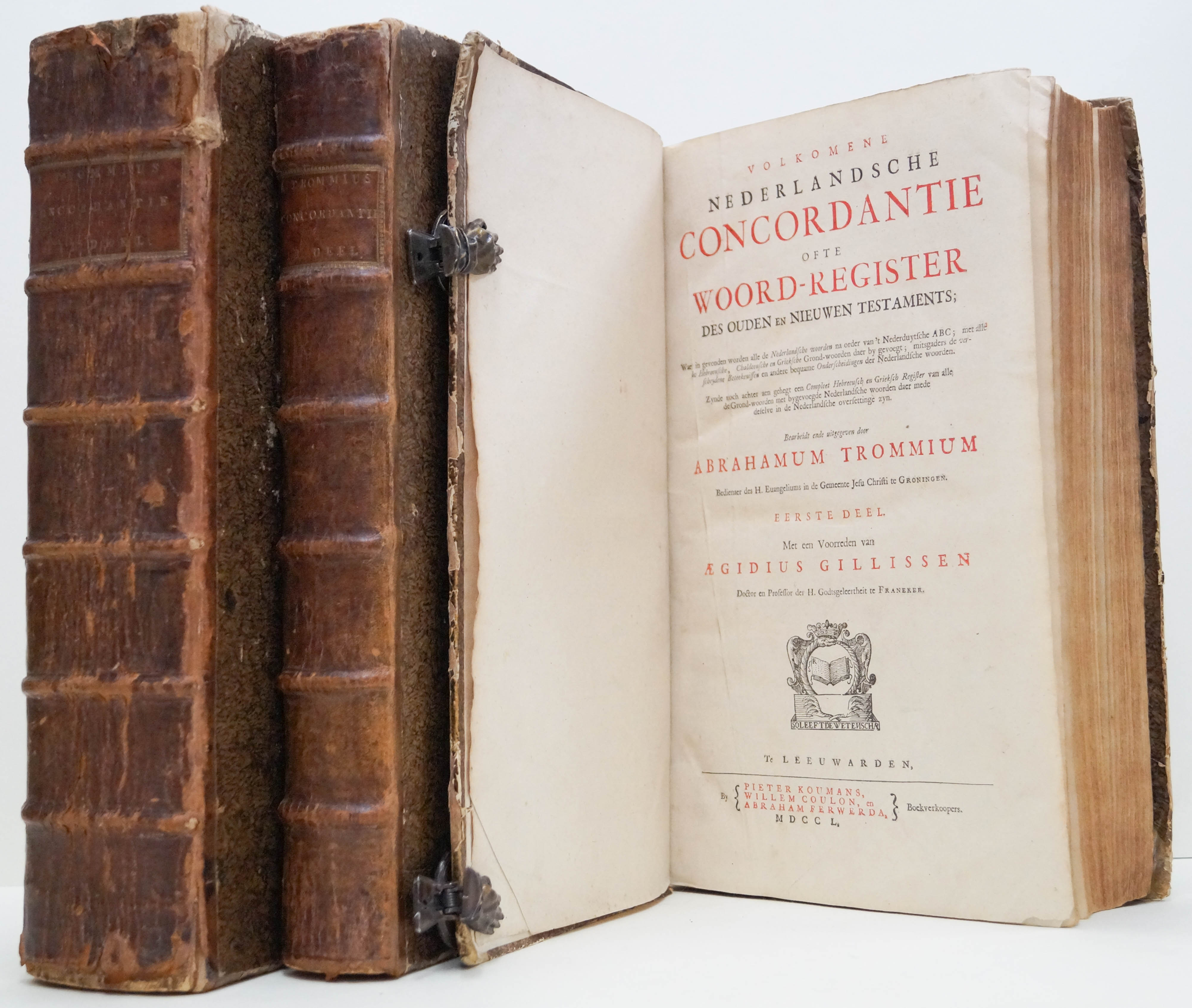 TROMMIUS, A. - Volkomene Nederlandsche concordantie ofte woord-register des Ouden en Nieuwen Testaments. Waer in gevonden worden alle de Nederlandsche woorden na order van 't Nederduytsche ABC; met alle de Hebreeusche en Chaldeeusche  en Grieksche grond-woorden daer by gevoegt; mitsgaders de verscheydene beteekenissen en andere bequame onderscheydingen der Nederlandsche woorden. Zynde noch achter aen gehegt een compleet Hebreeusch en Grieksch register van alle de grond-woorden met bygevoegde Nederlandsche woorden daer mede deselve in de Nederlandsche oversettinge zyn. Bearbeidt en uitgegeven door Abraham Trommium. Met een voorreden van Aegidius Gillissen. 3 delen.