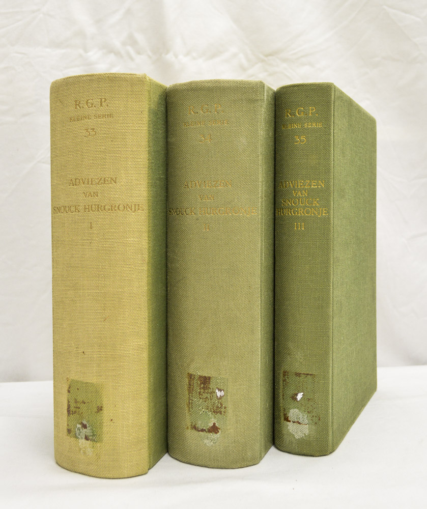SNOUCK HURGRONJE, C. - Ambtelijke adviezen van C. Snouck Hurgronje 1889-1936. Uitgegeven door E. Gobbe en C. Adriaanse. Compleet in 3 delen.