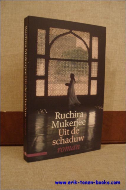 MUKERJEE, Ruchira; - UIT DE SCHADUW,